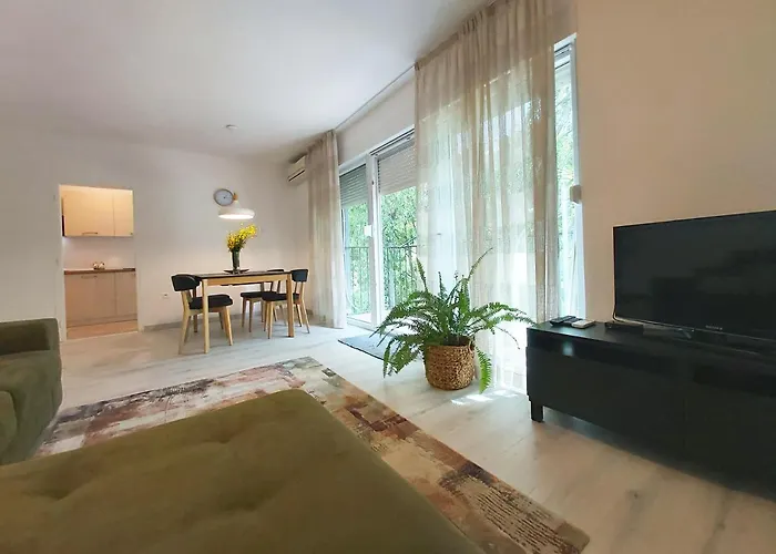 Point Apartment *
